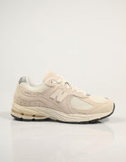 ZAPATILLAS NEW BALANCE M2002 en color Beige