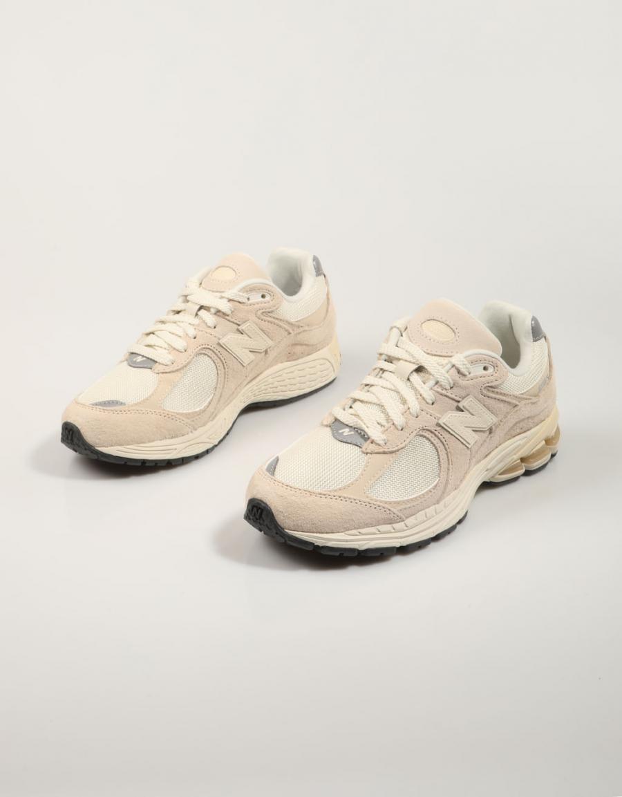 ZAPATILLAS NEW BALANCE M2002 en color Beige