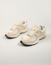 ZAPATILLAS NEW BALANCE M2002 en color Beige