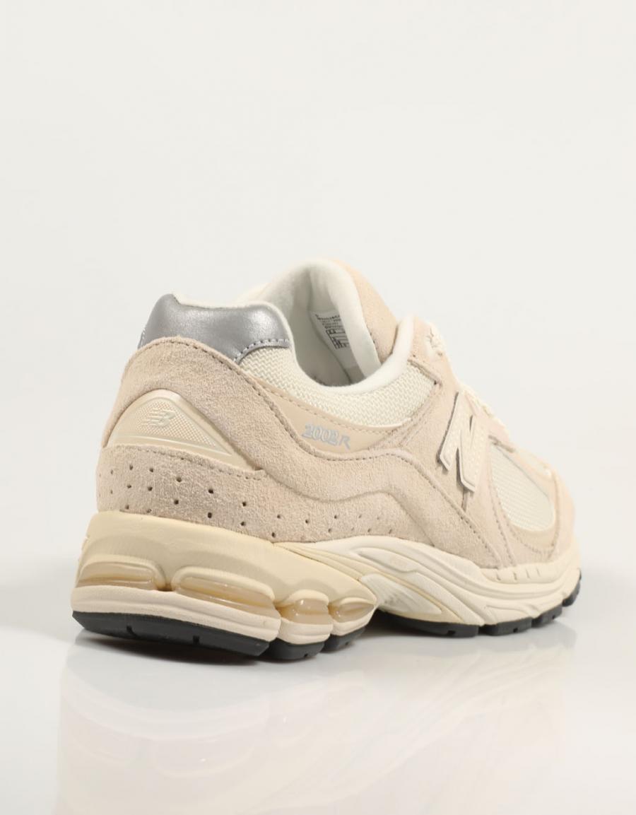 ZAPATILLAS NEW BALANCE M2002 en color Beige