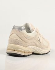 ZAPATILLAS NEW BALANCE M2002 en color Beige