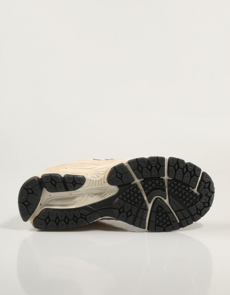 ZAPATILLAS NEW BALANCE M2002 en color Beige