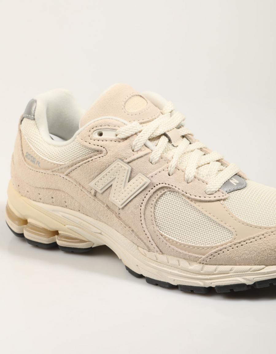 ZAPATILLAS NEW BALANCE M2002 en color Beige
