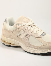 ZAPATILLAS NEW BALANCE M2002 en color Beige