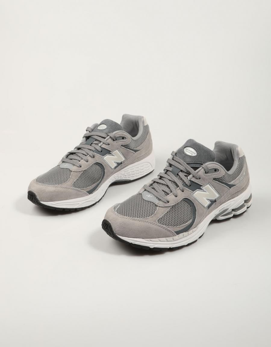 ZAPATILLAS NEW BALANCE M2002 en color Gris