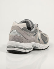 ZAPATILLAS NEW BALANCE M2002 en color Gris