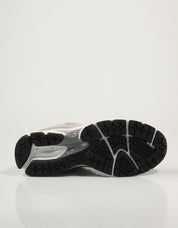 ZAPATILLAS NEW BALANCE M2002 en color Gris