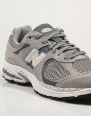 ZAPATILLAS NEW BALANCE M2002 en color Gris