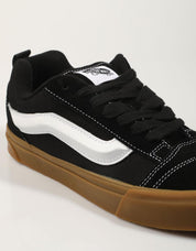 ZAPATILLAS VANS KNU SKOOL en color Negro