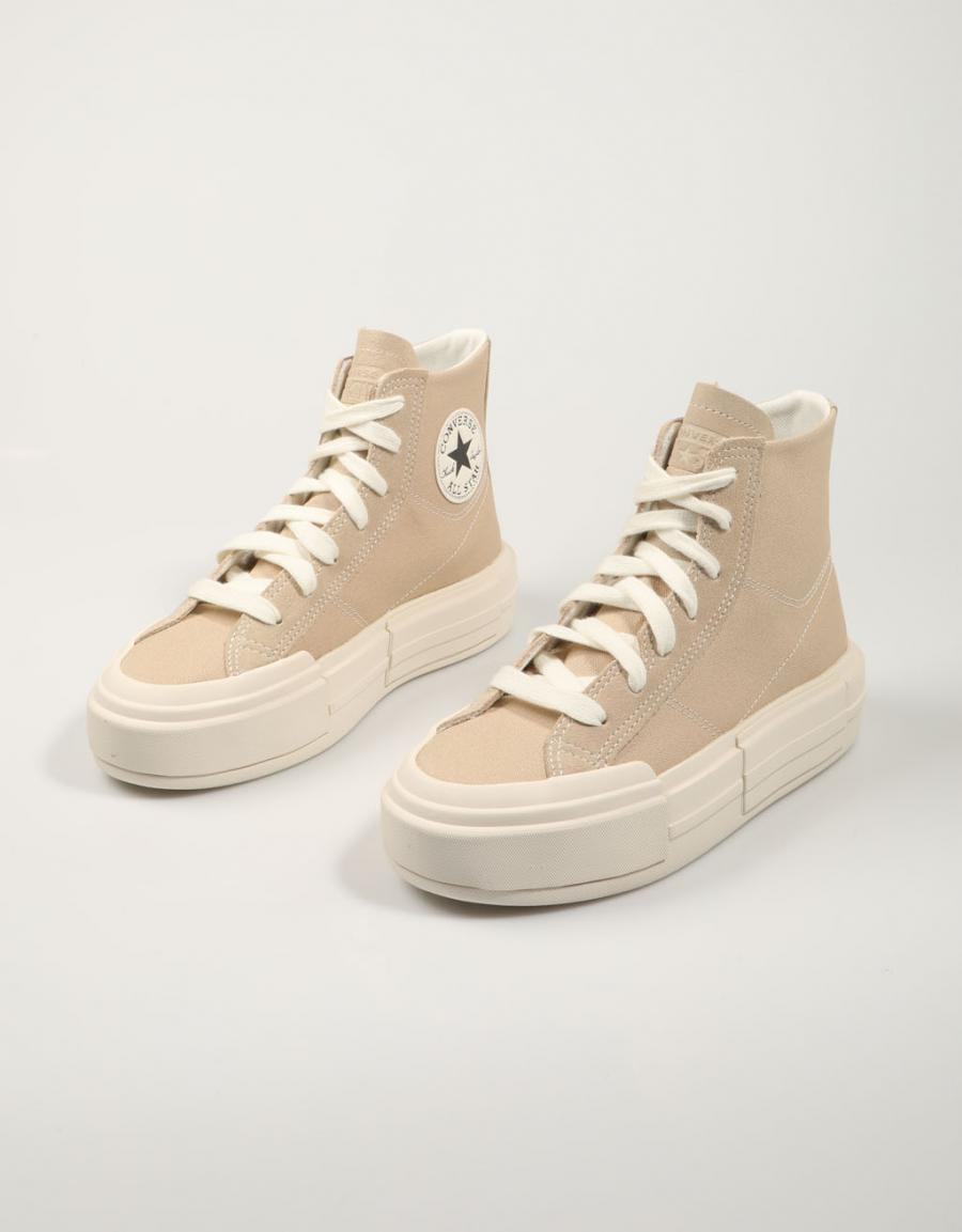 ZAPATILLAS CONVERSE CHUCK en color Beige