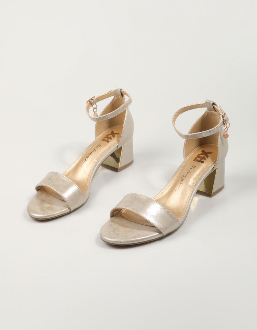 SANDALIAS XTI 142867 en color Oro