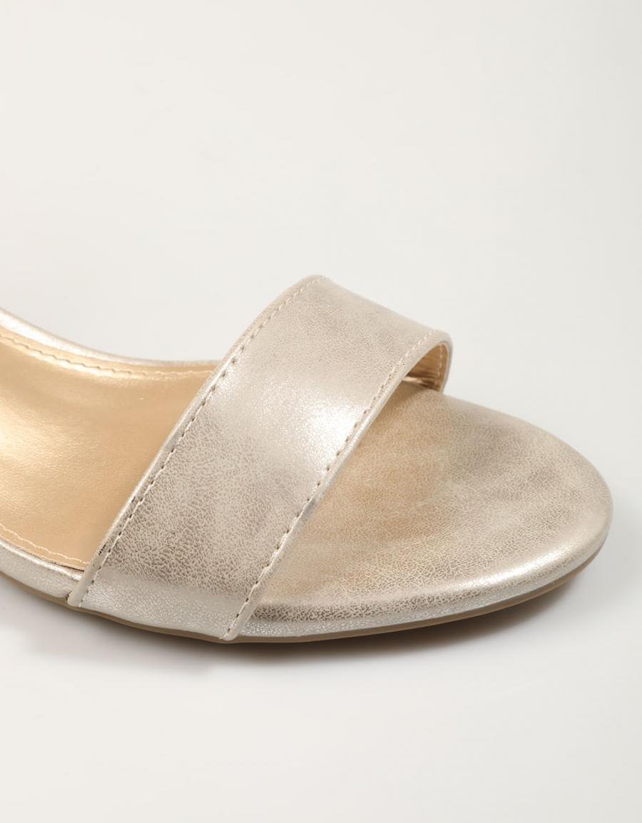 SANDALIAS XTI 142867 en color Oro