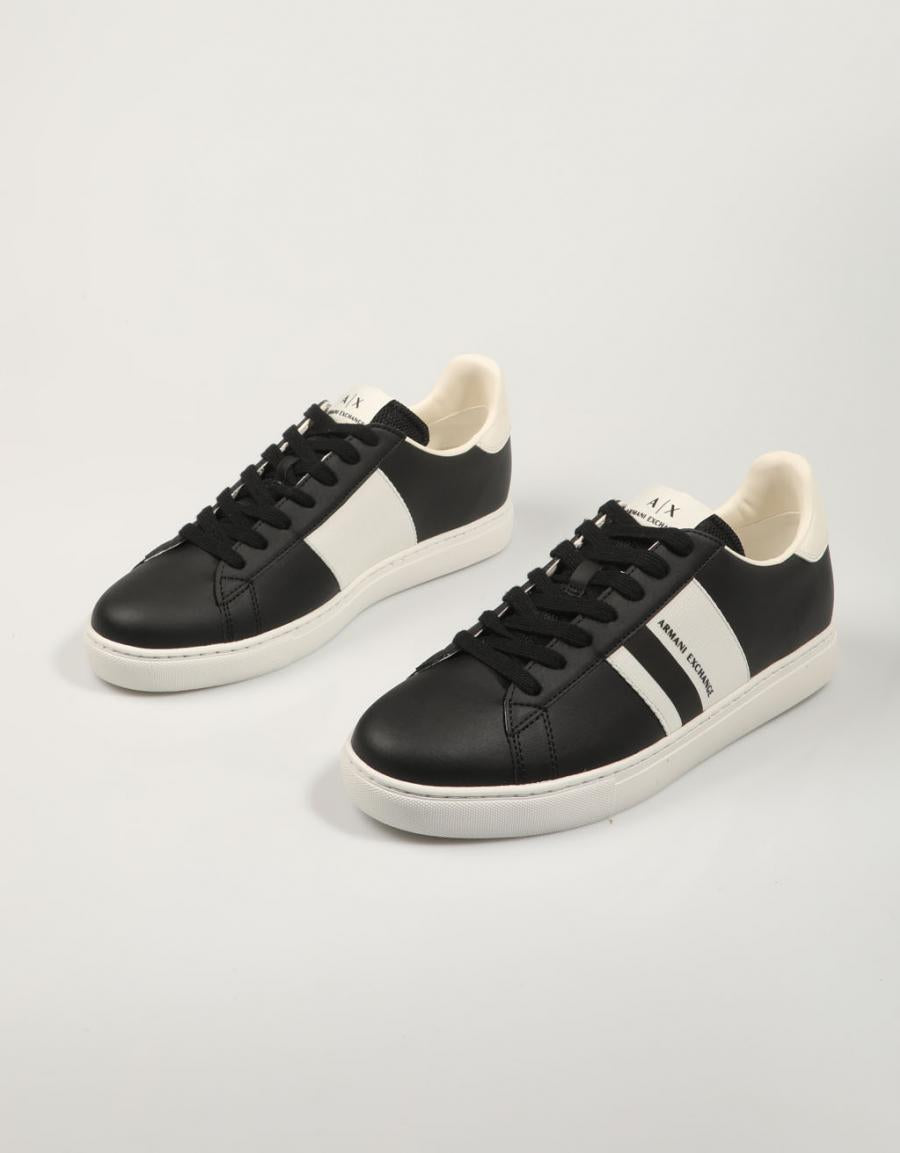 ZAPATILLAS ARMANI EXCHANGE XUX173 en color Negro
