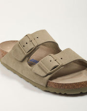 Zuecos birkenstock arizona sfb en color kaki