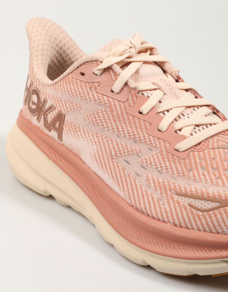 ZAPATILLAS HOKA CLIFTON 9 en color Rosa