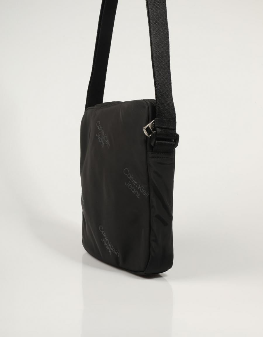 BANDOLERA CALVIN KLEIN SPORT ESSENTIALS REPORTER 18 AOP en color Negro