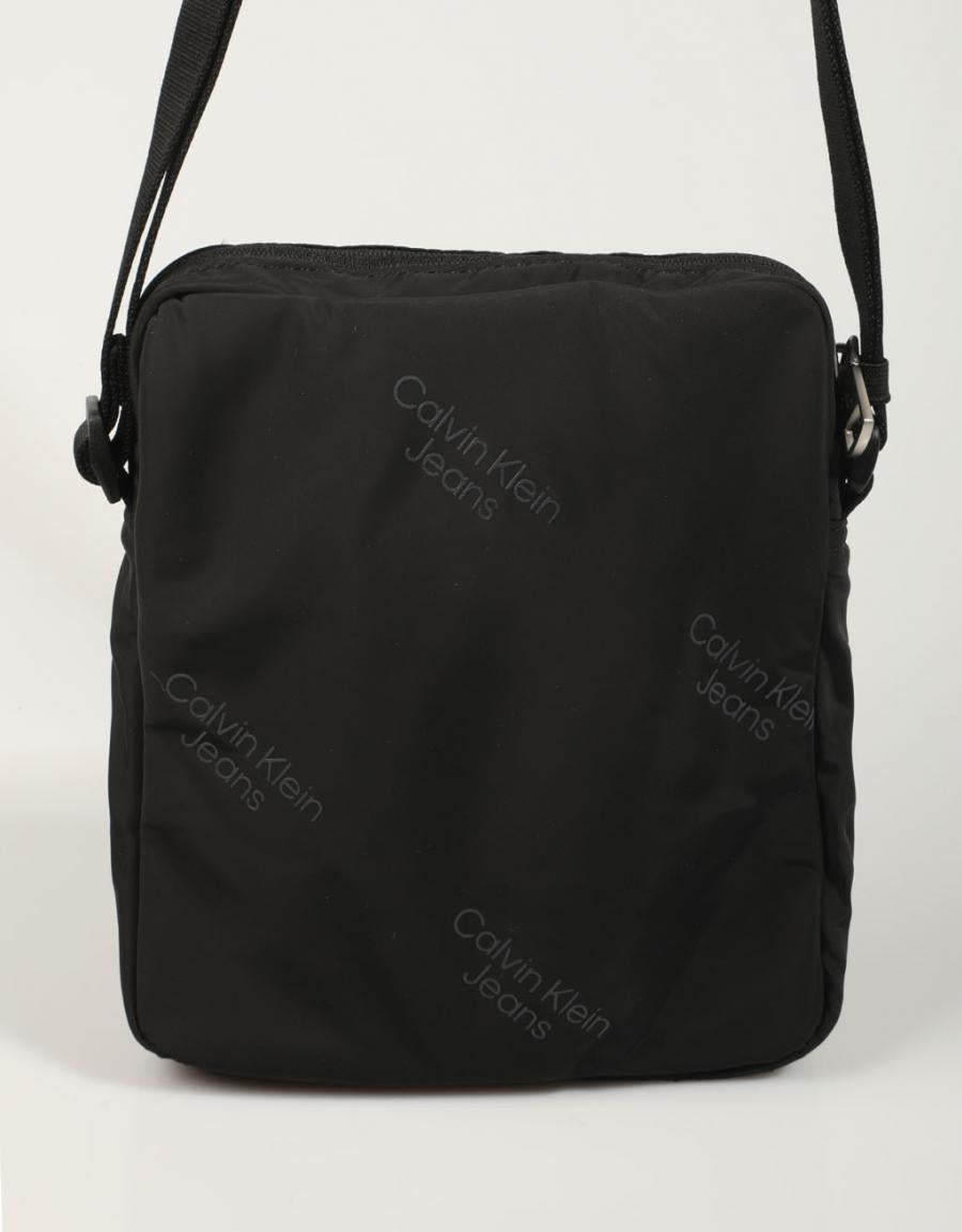 BANDOLERA CALVIN KLEIN SPORT ESSENTIALS REPORTER 18 AOP en color Negro