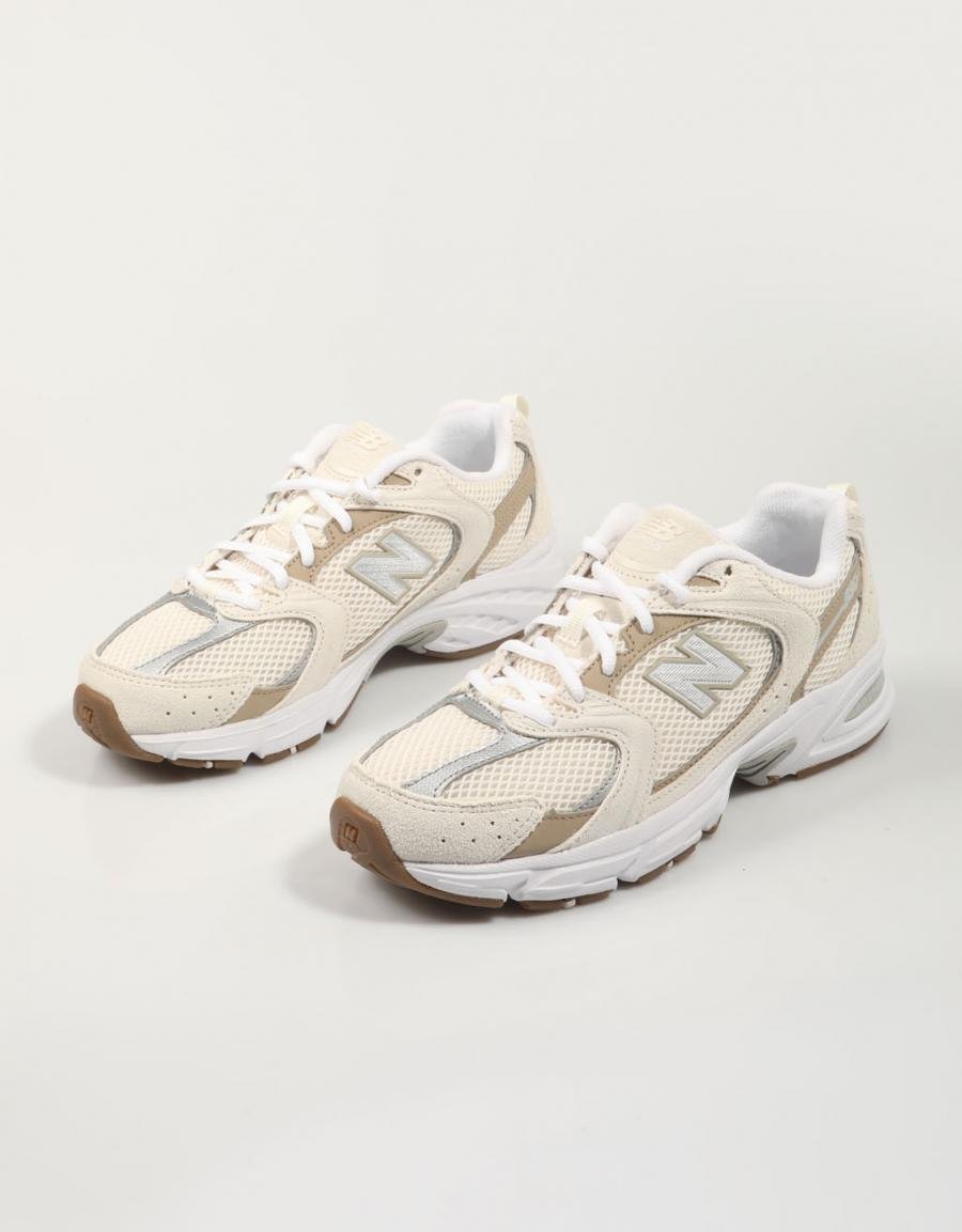 ZAPATILLAS NEW BALANCE MR530 en color Beige