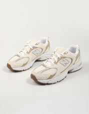 ZAPATILLAS NEW BALANCE MR530 en color Beige