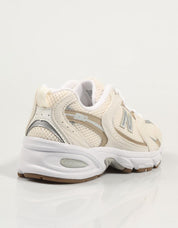ZAPATILLAS NEW BALANCE MR530 en color Beige