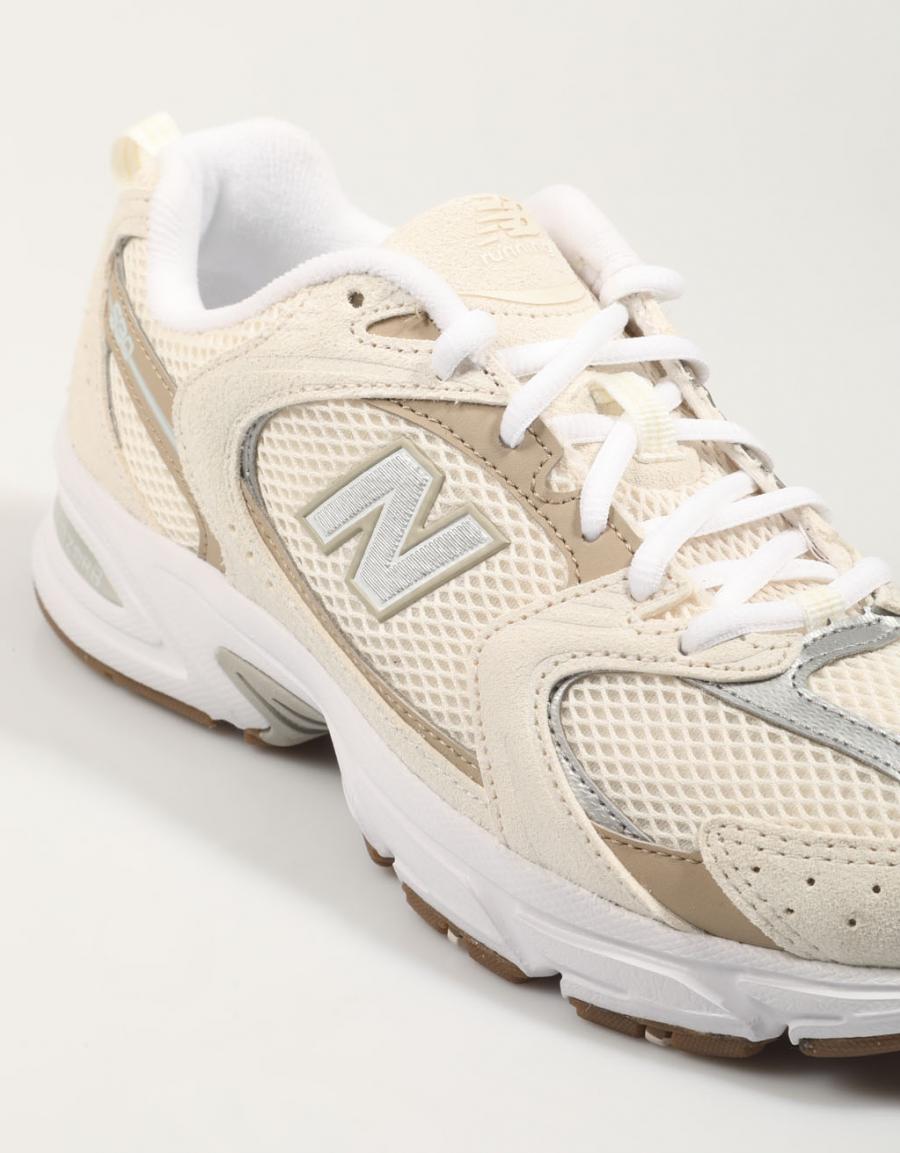 ZAPATILLAS NEW BALANCE MR530 en color Beige