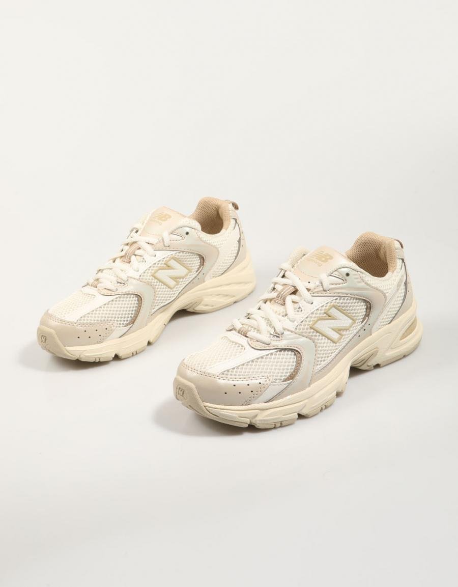 ZAPATILLAS NEW BALANCE MR530 en color Beige