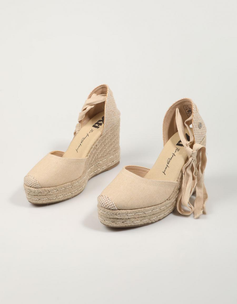 SANDALIAS XTI 142381 en color Beige