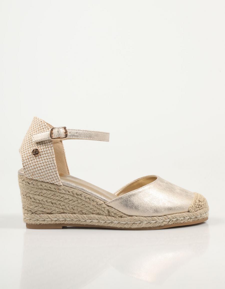 SANDALIAS XTI 142847 en color Oro