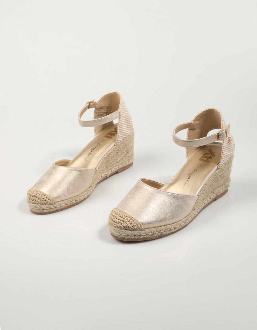 SANDALIAS XTI 142847 en color Oro