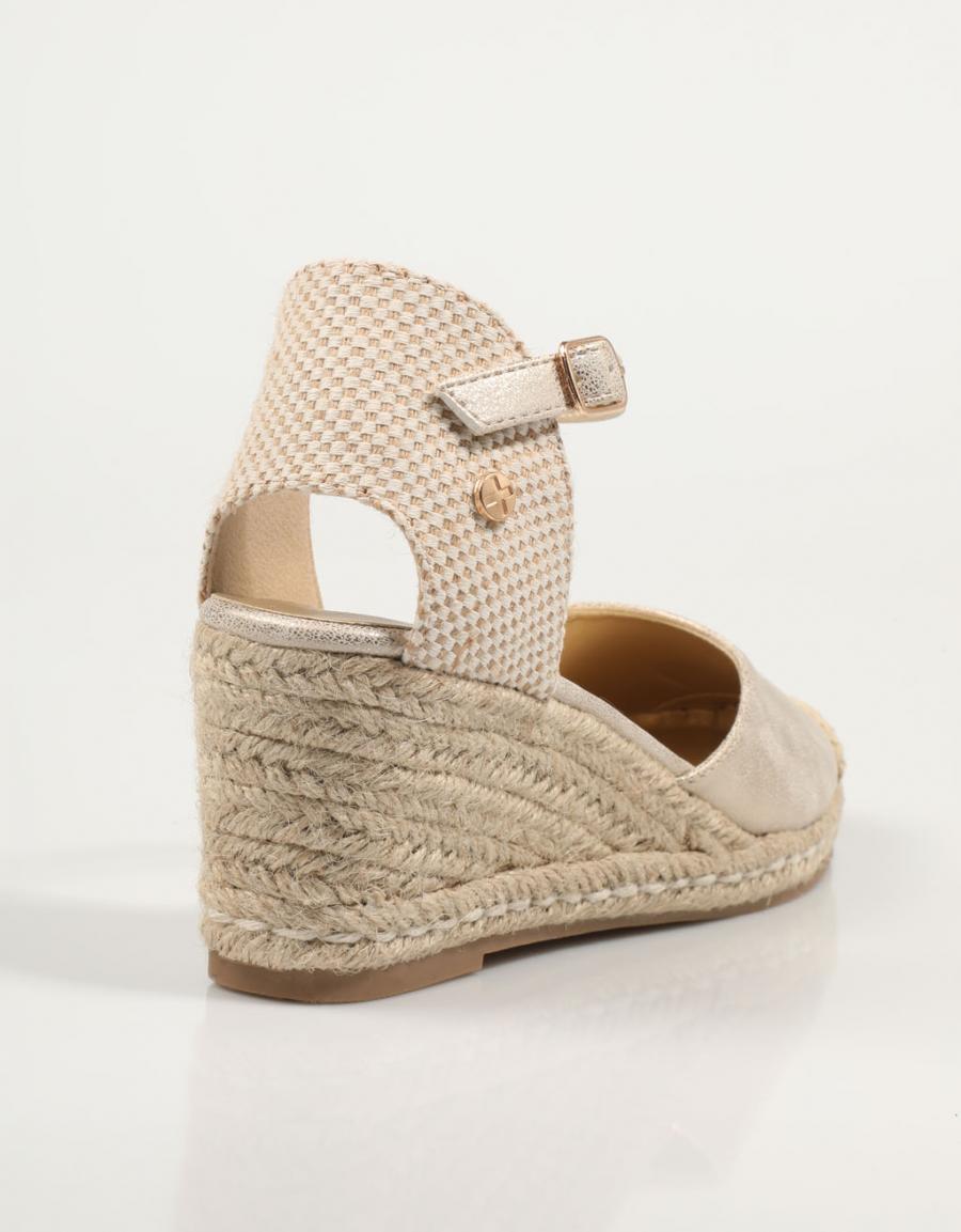 SANDALIAS XTI 142847 en color Oro