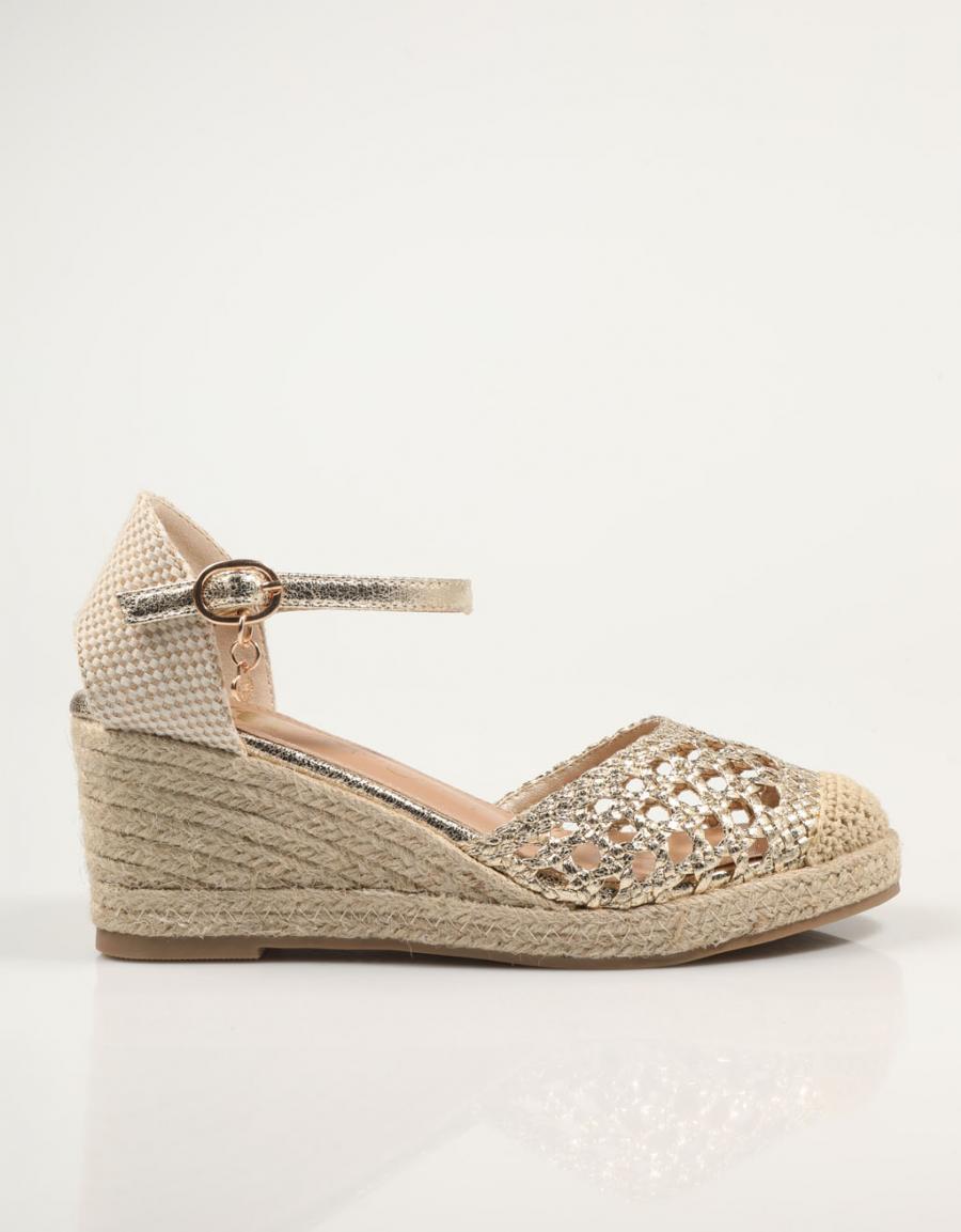 SANDALIAS XTI 142893 en color Oro