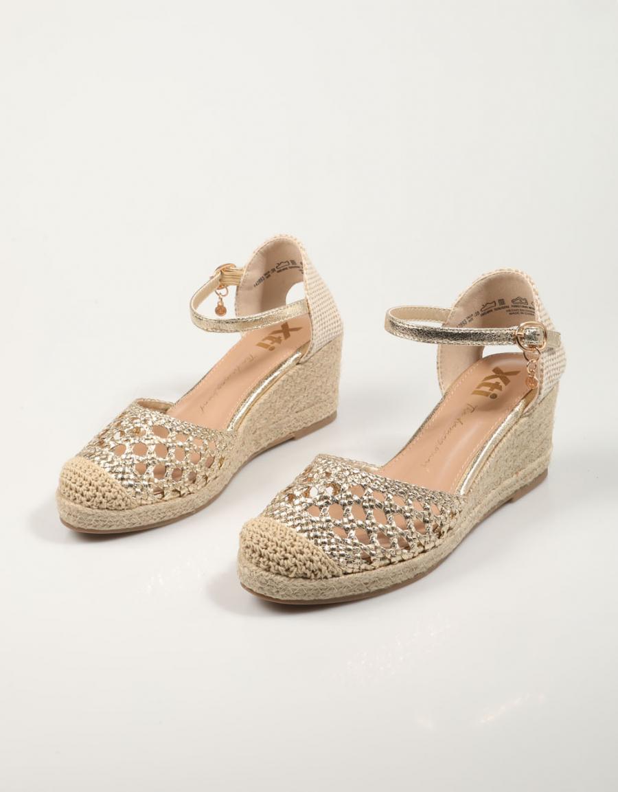 SANDALIAS XTI 142893 en color Oro