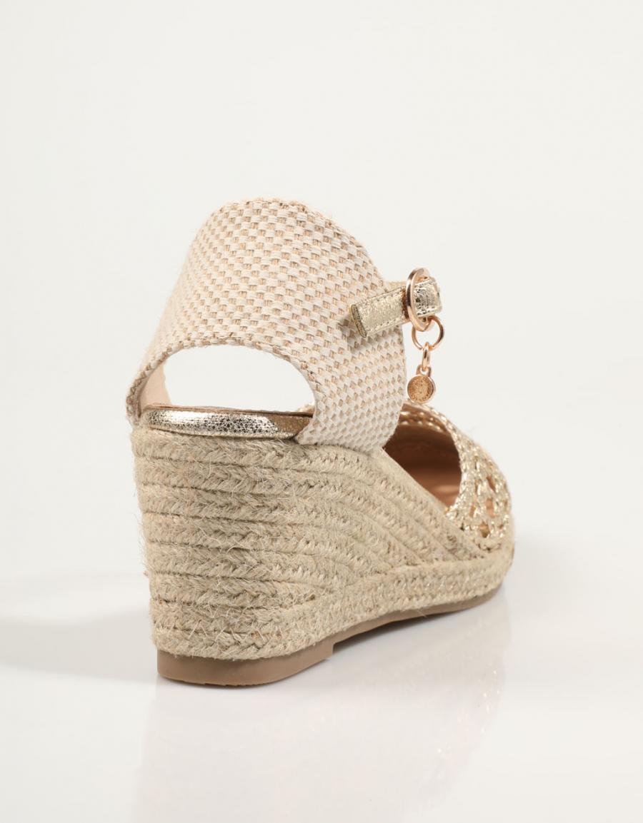 SANDALIAS XTI 142893 en color Oro