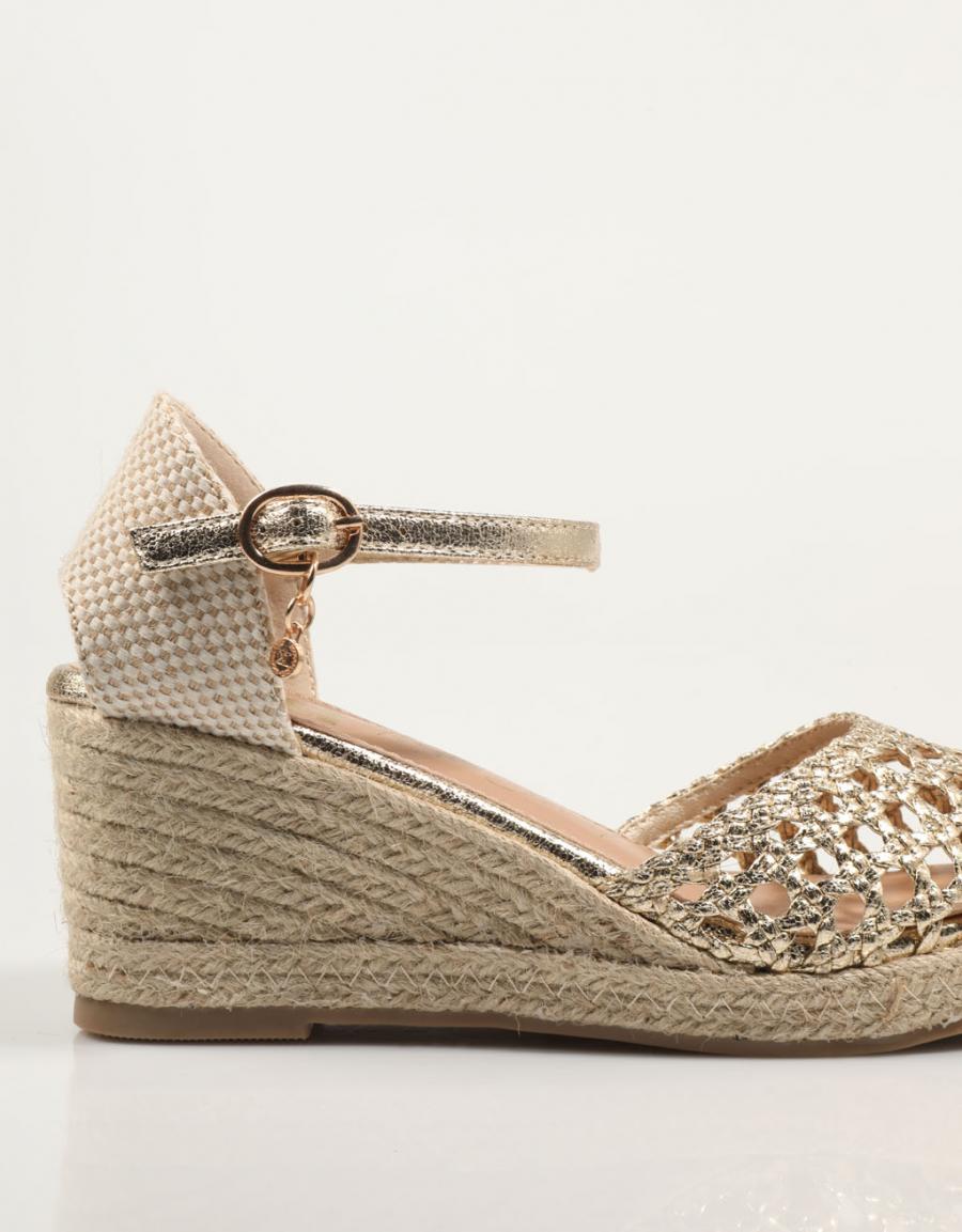SANDALIAS XTI 142893 en color Oro