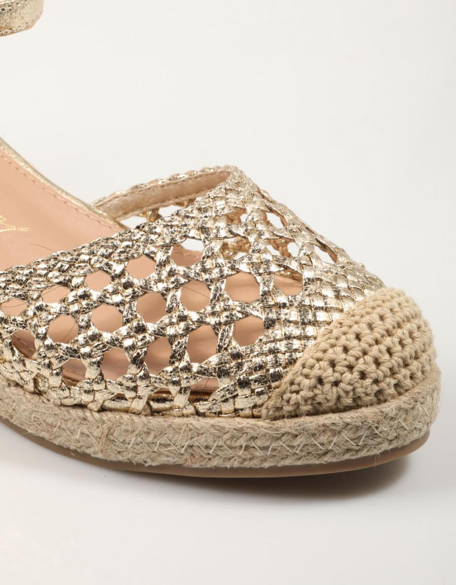 SANDALIAS XTI 142893 en color Oro