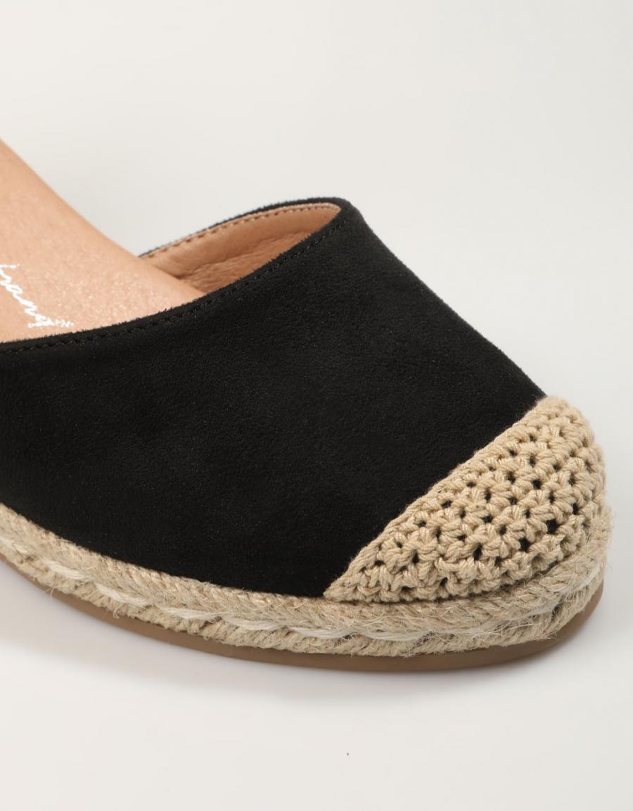 SANDALIAS XTI 140746 en color Negro