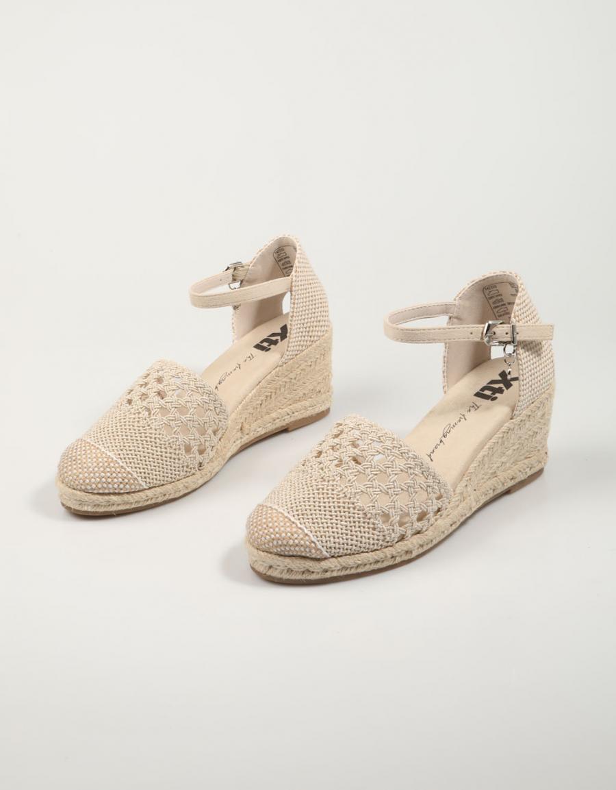 SANDALIAS XTI 142333 en color Oro