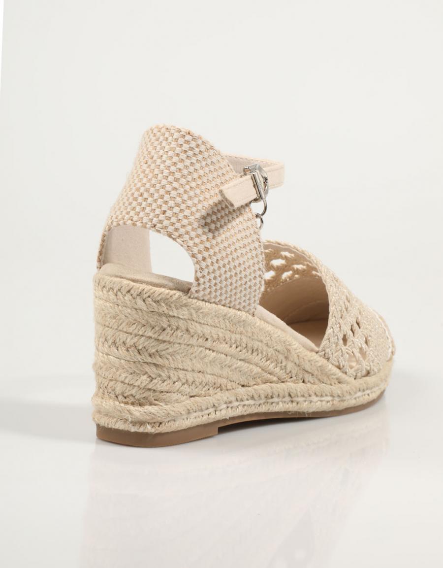 SANDALIAS XTI 142333 en color Oro
