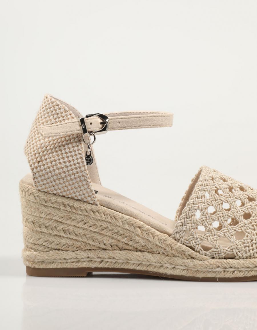 SANDALIAS XTI 142333 en color Oro