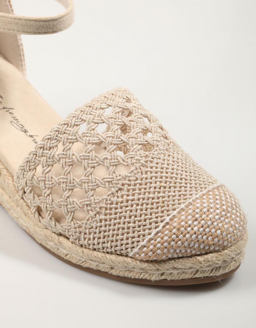 SANDALIAS XTI 142333 en color Oro