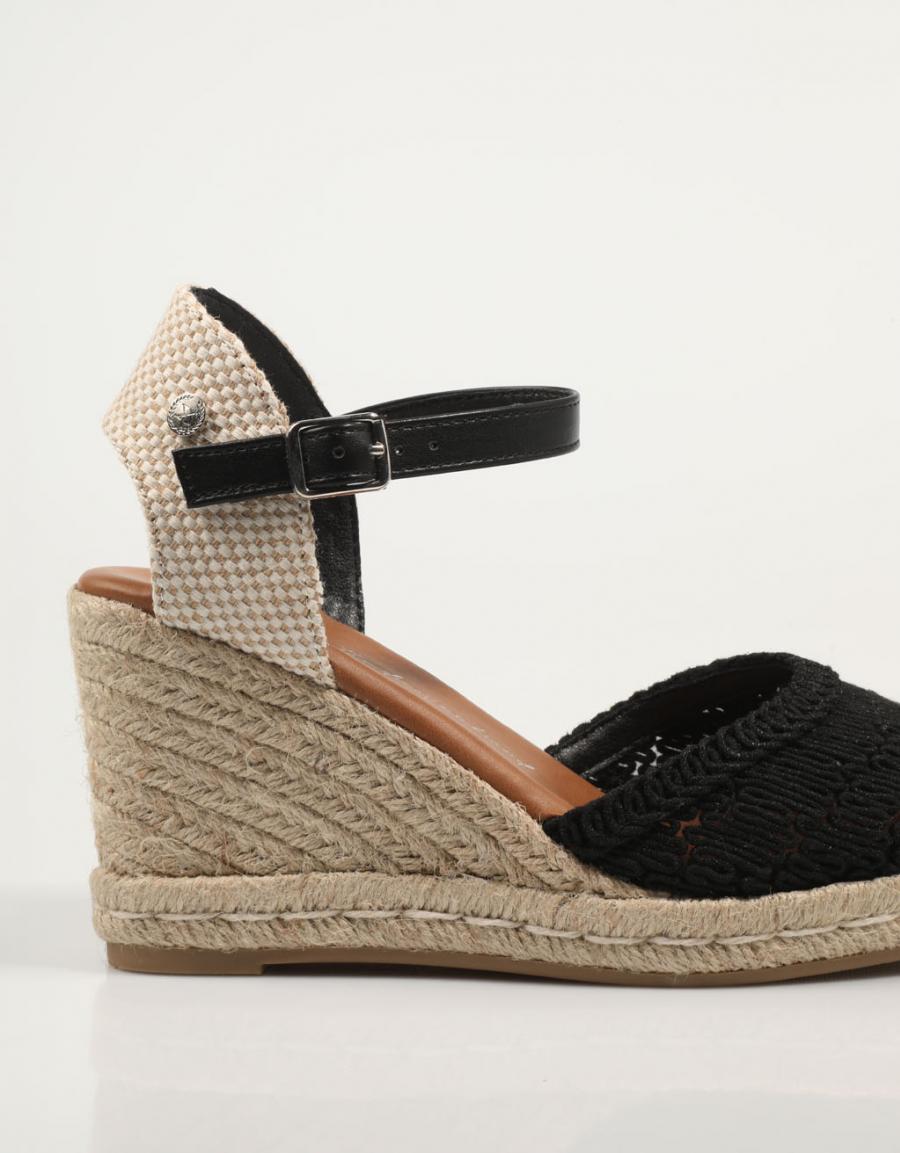SANDALIAS XTI 142335 en color Negro