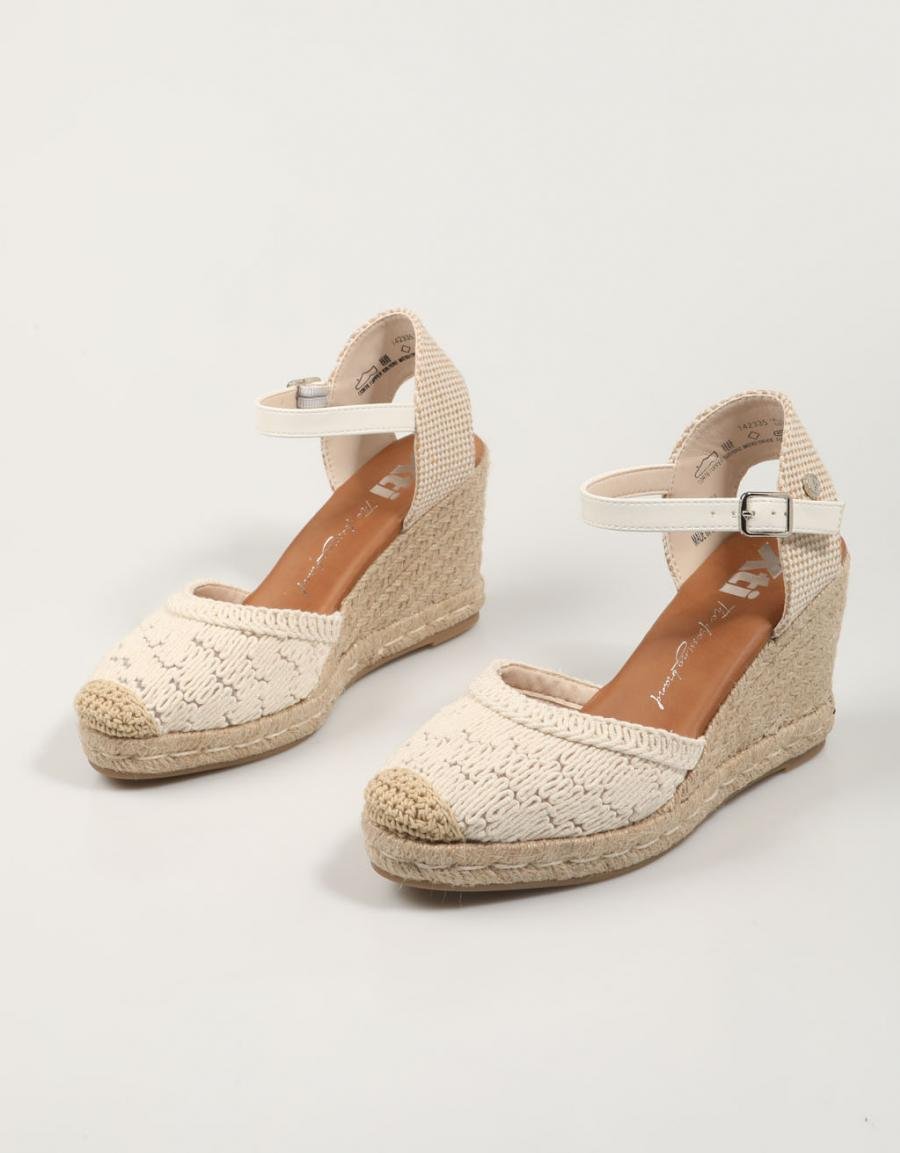 SANDALIAS XTI 142335 en color Hielo
