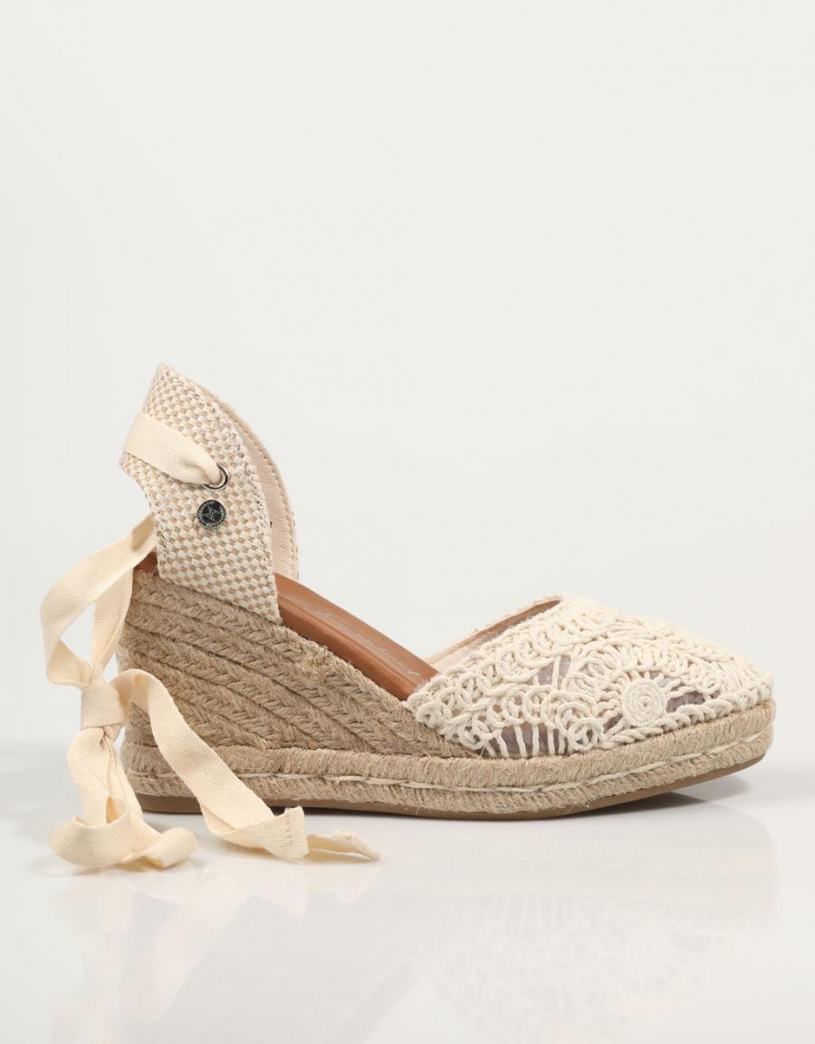 SANDALIAS XTI 142336 en color Beige