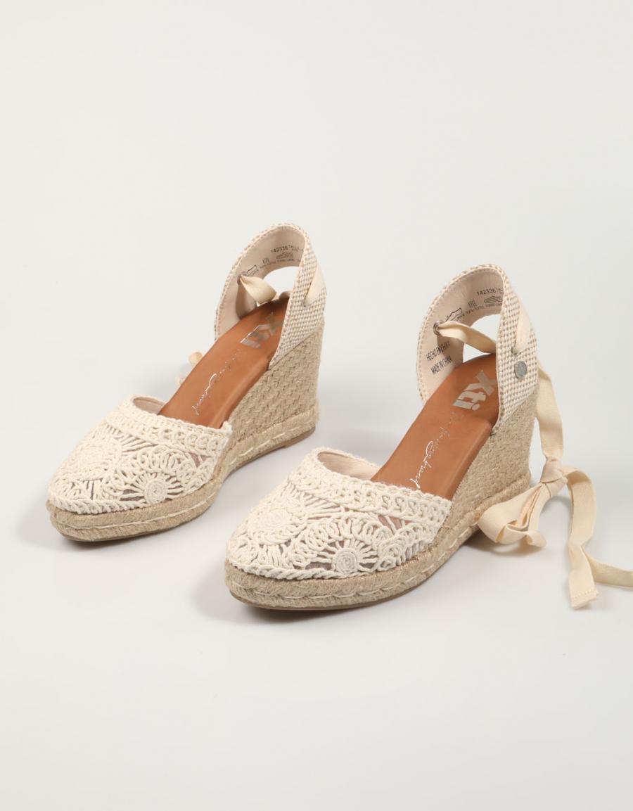 SANDALIAS XTI 142336 en color Beige