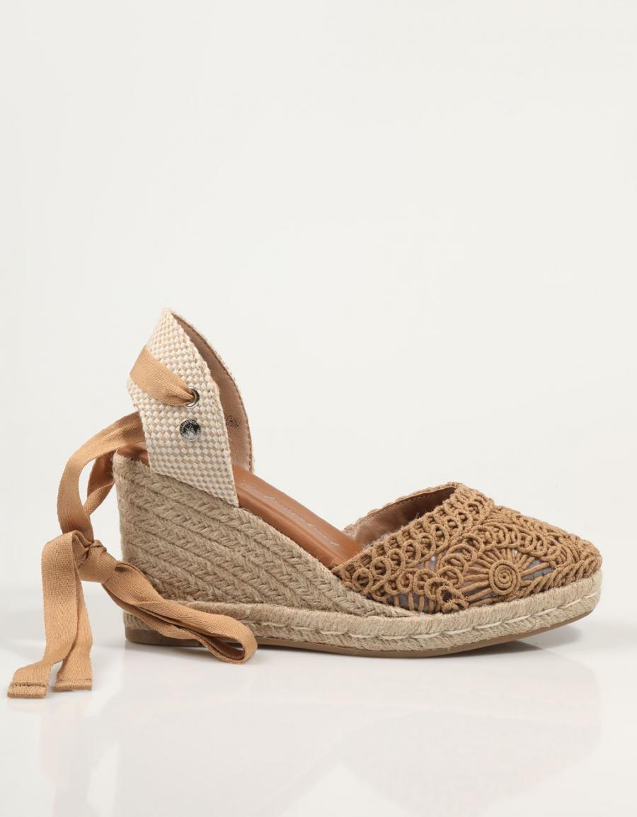 SANDALIAS XTI 142336 en color Taupe
