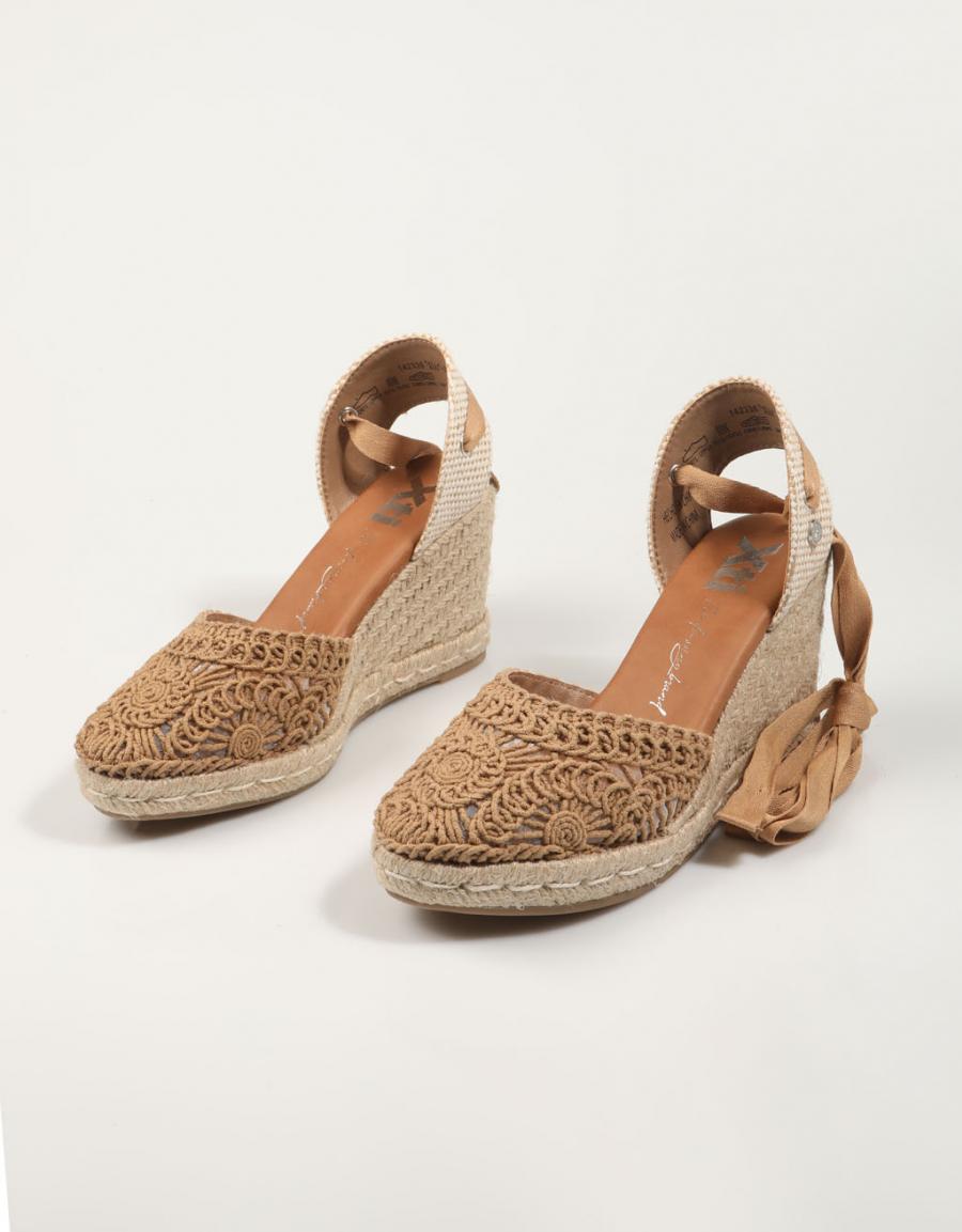 SANDALIAS XTI 142336 en color Taupe