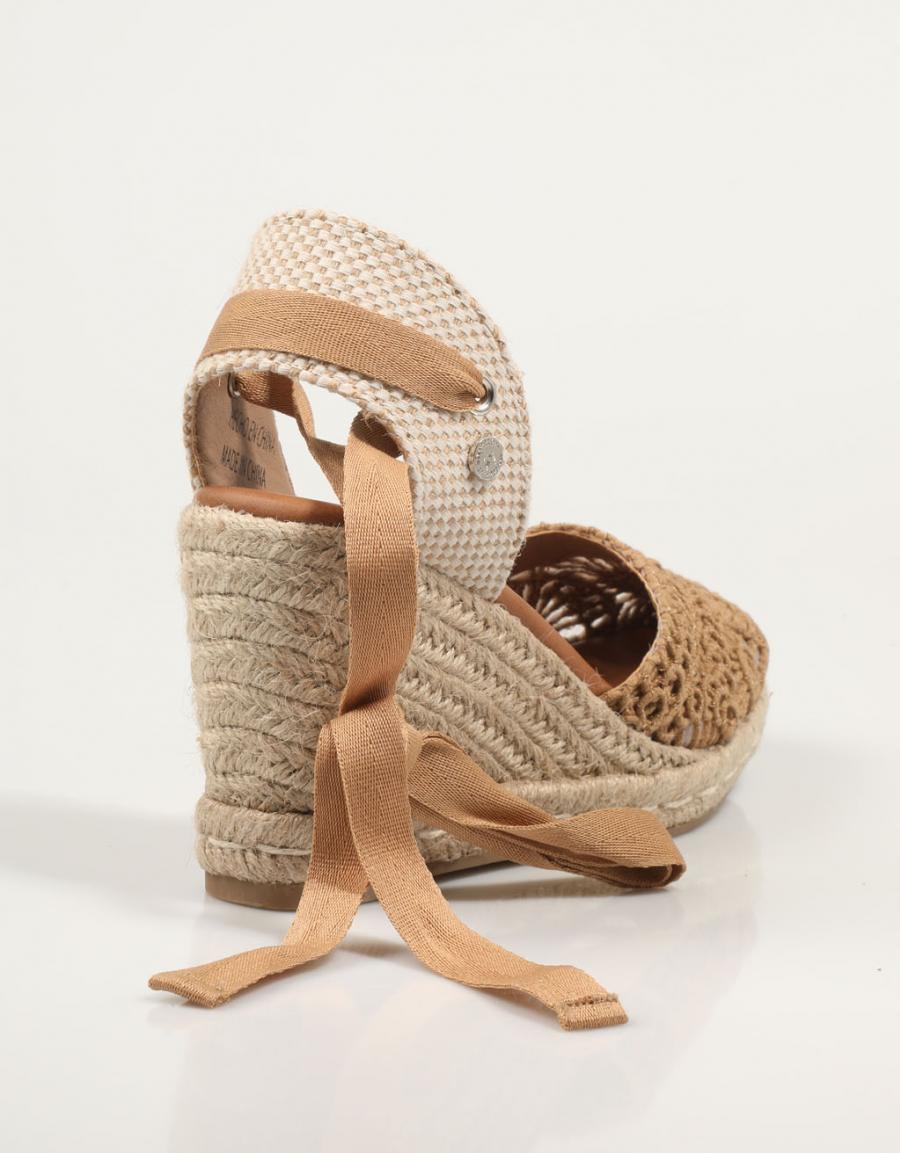 SANDALIAS XTI 142336 en color Taupe