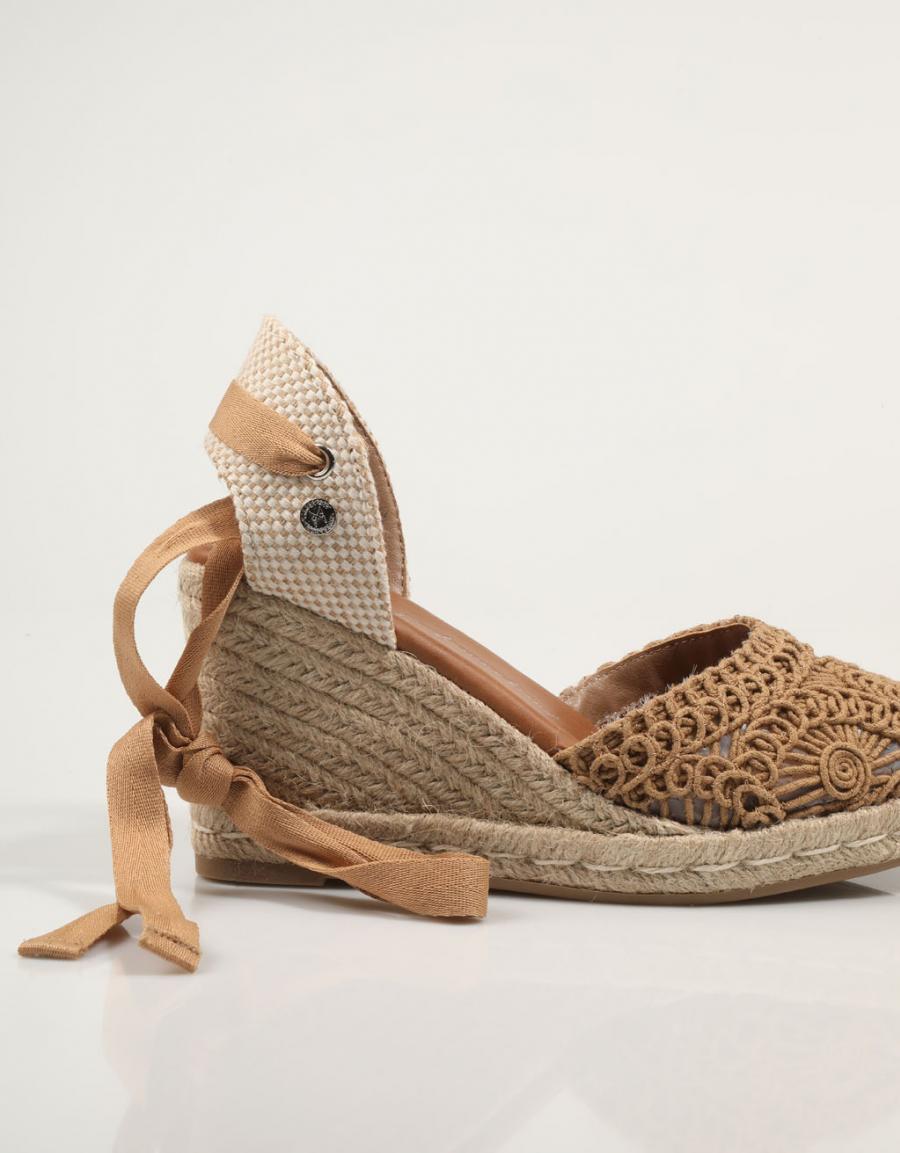 SANDALIAS XTI 142336 en color Taupe