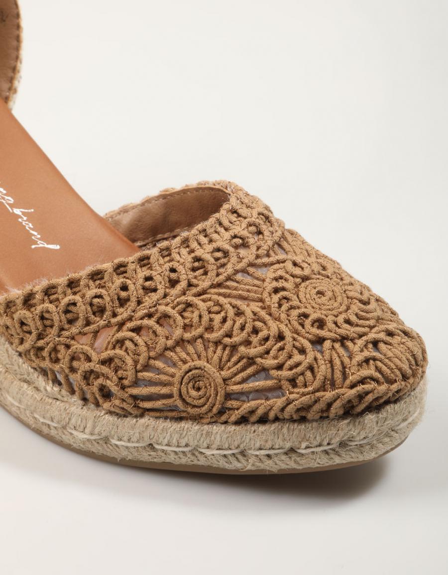SANDALIAS XTI 142336 en color Taupe