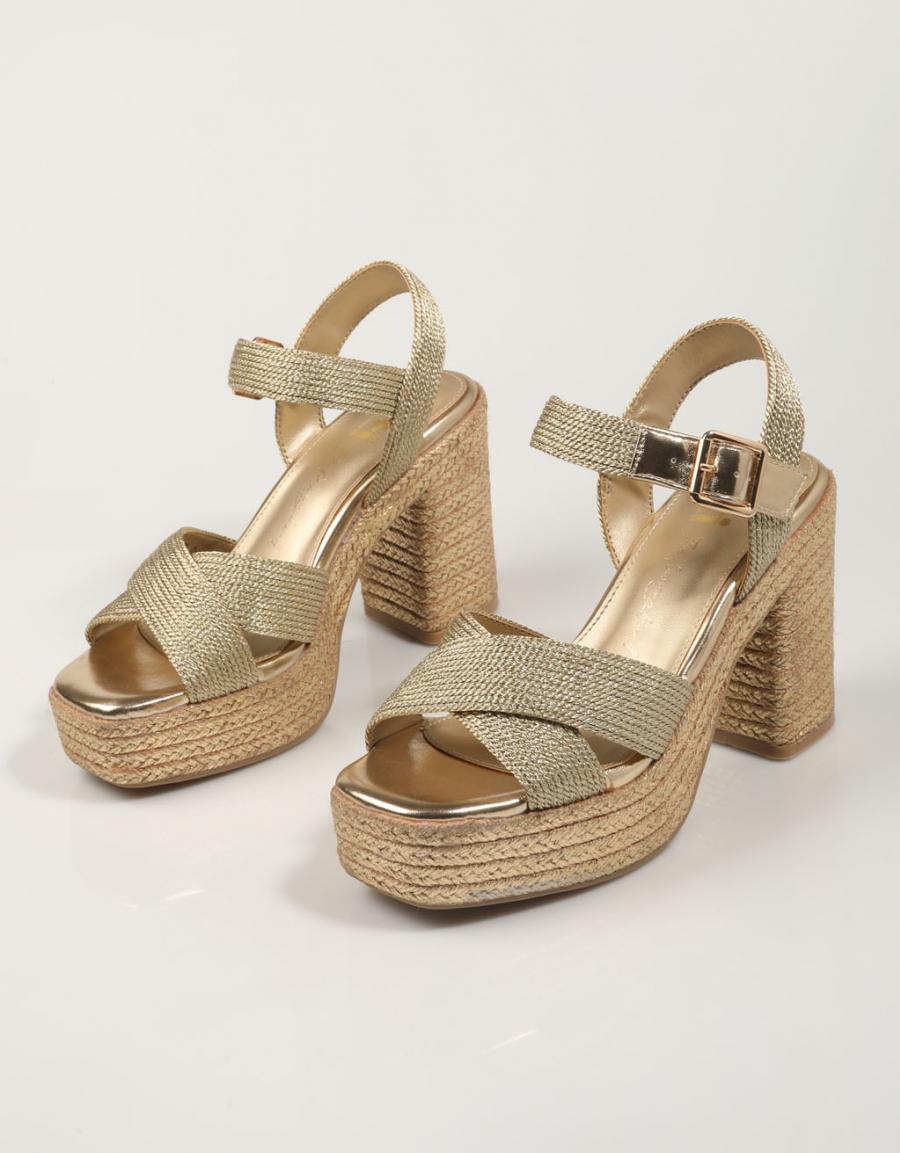 SANDALIAS XTI 142741 en color Oro
